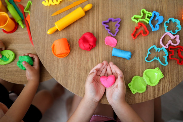 橡皮泥雕刻的孩子们，儿童俱乐部的班级，教育和儿童发展的概念图片下载