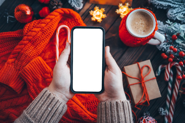 拿着手机，在圣诞的氛围中找个僻静的地方发短信图片下载