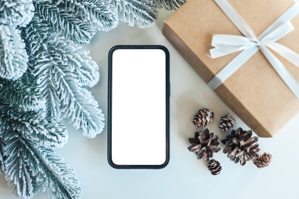 手机与白色背景的孤立屏幕和圣诞装饰图片下载