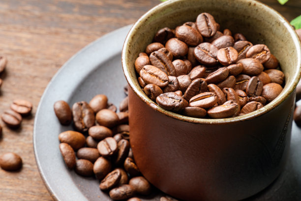 木制背景上的咖啡豆图片下载