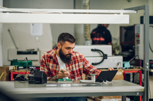 电子工程师在车间焊接锡件图片下载