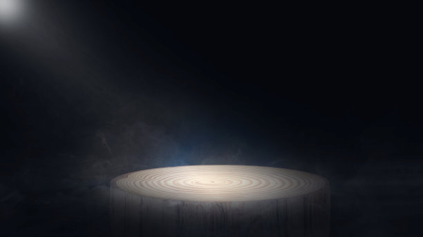 产品展示平台的空木筒造型，供展示或设计空白背景黑色抽象墙与烟飘起。由聚光灯照亮的平台图片下载