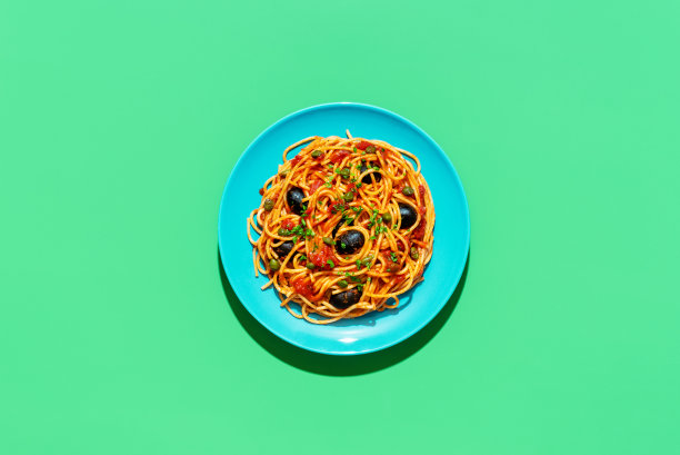 绿色背景下的意大利细面条盘图片下载