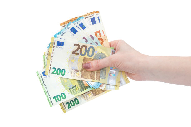 女人手里拿着不同的欧元钞票。隔离在白色上。图片下载