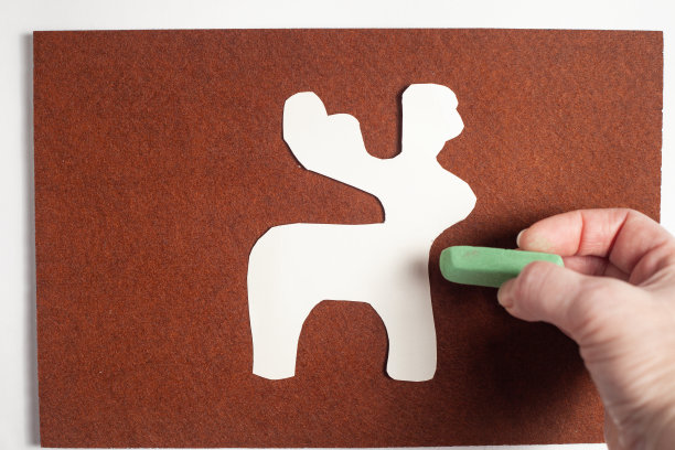 一只手用粉笔在年鹿的模板上画圈。刺绣。感觉图片下载