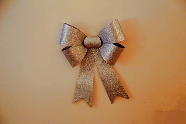 墙上挂着银丝带图片下载