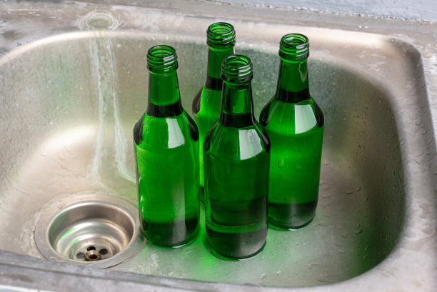 回收和清洁玻璃瓶。图片下载