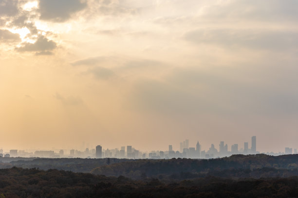 看着远处的城市图片下载