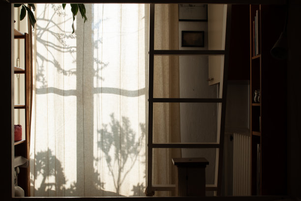 家庭内部的阴影和阳光图片下载
