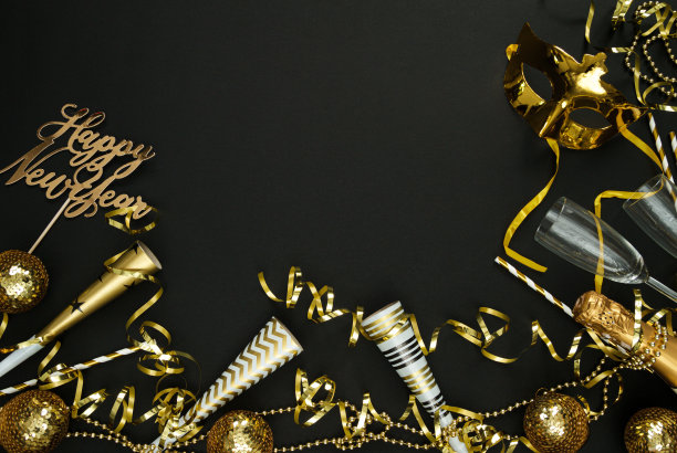除夕晚会的金色装饰。拜年平铺构图与复制空间。图片下载