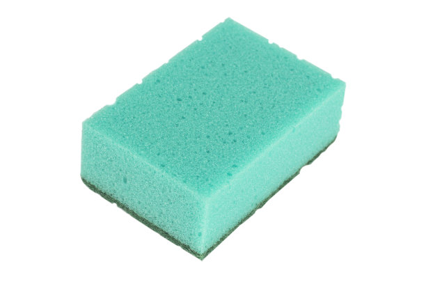 多孔海绵，在白色背景上洗碗的毛巾。与背景隔离图片下载