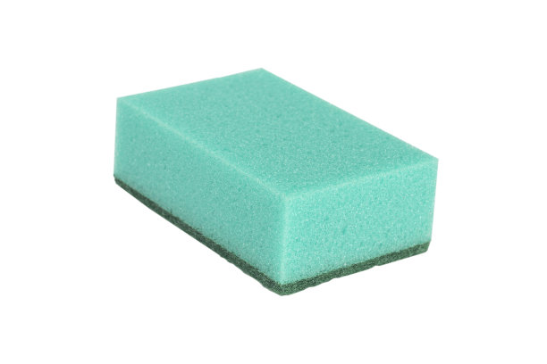 多孔海绵，在白色背景上洗碗的毛巾。与背景隔离图片下载