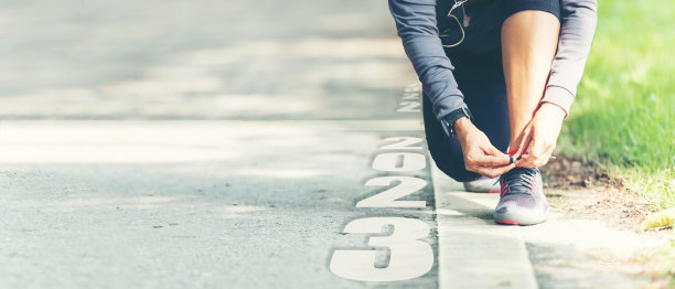 2023年的开始。跑步的女人在自然跑道上跑向成功的目标。参加2023号竞选的人。假日运动保健概念图片下载