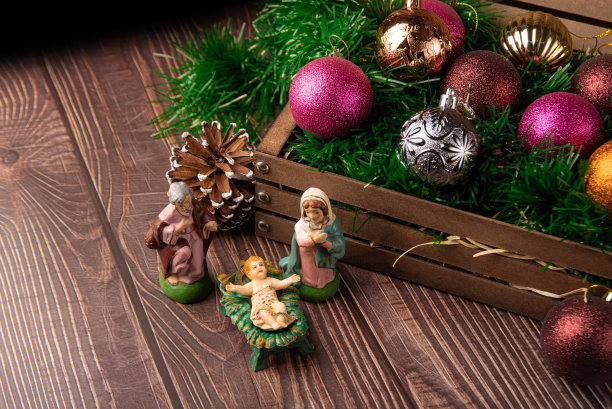 圣诞装饰品，把圣诞装饰品从箱子里拿出来连同一张古老的耶稣诞生场景，低调的照片，选择性的聚焦。图片下载