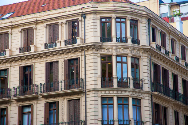 旧住宅建筑的立面。窗户，阳台，石头，砖，混凝土。图片下载