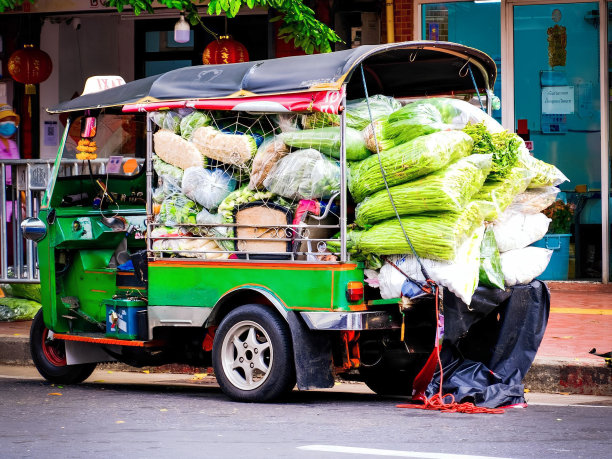 “嘟嘟车”运送水果和蔬菜到市场出售。图片下载