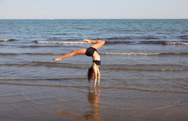 年轻苗条的健美女孩在夏天做体操图片下载
