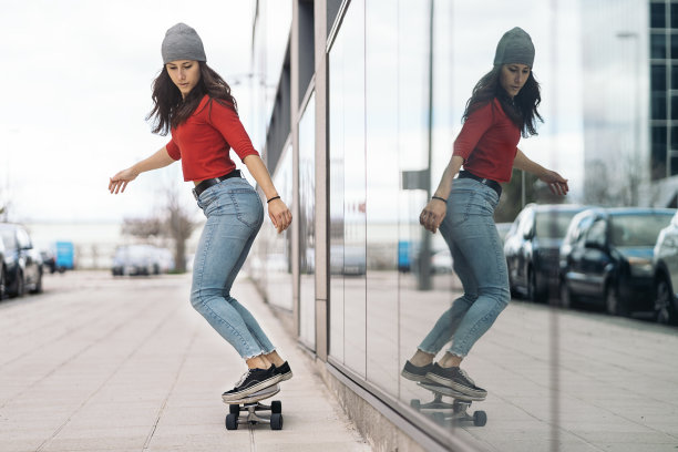 滑冰女孩在街上练习图片下载
