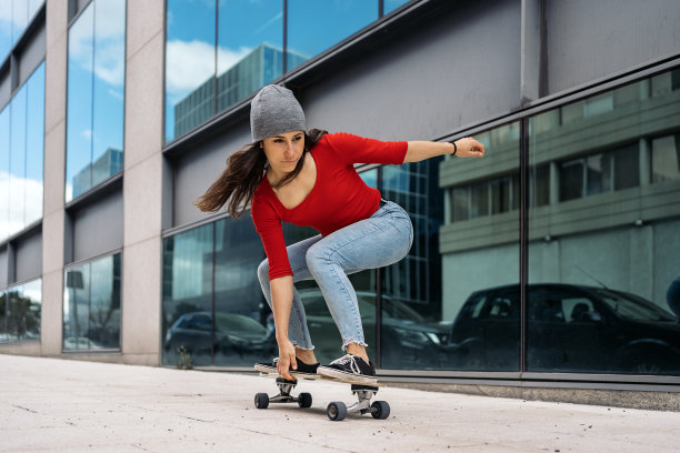 滑冰女孩在街上练习图片下载