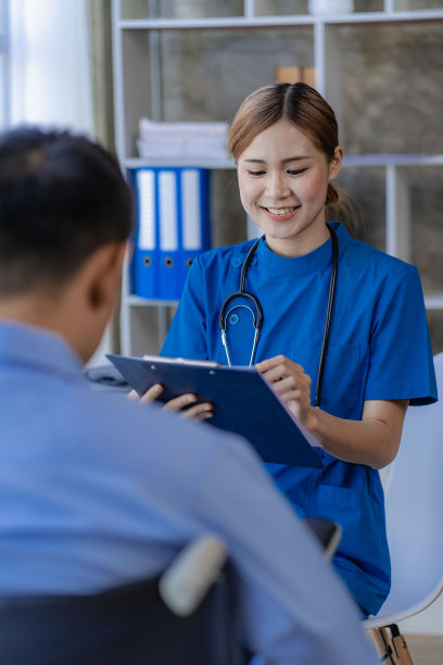 亚洲女医生在医务室与男病人咨询医生交谈，解释自己清楚地接受结果图片下载