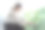 迷人的亚洲女子独自坐在咖啡馆的桌子旁，她看起来像是在看着自己的笔记本电脑工作，微笑着，工作在线的概念。图片下载