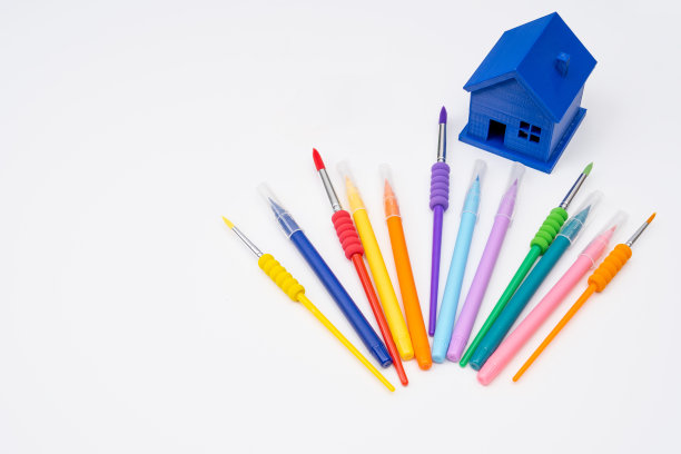 彩色画笔的创意背景。家的象征，大地的象征，天赋的流露，表达的自由，艺术家的本性。图片下载