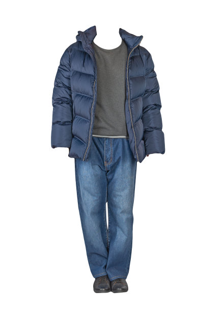 深蓝色牛仔裤、毛衣、带兜帽的夹克和白色背景下的黑色皮鞋。随意的风格图片下载