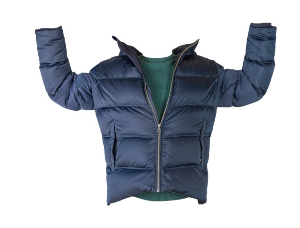 白色背景下的羽绒服和毛衣图片下载