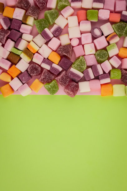 木制背景上一大堆混合的糖果图片下载