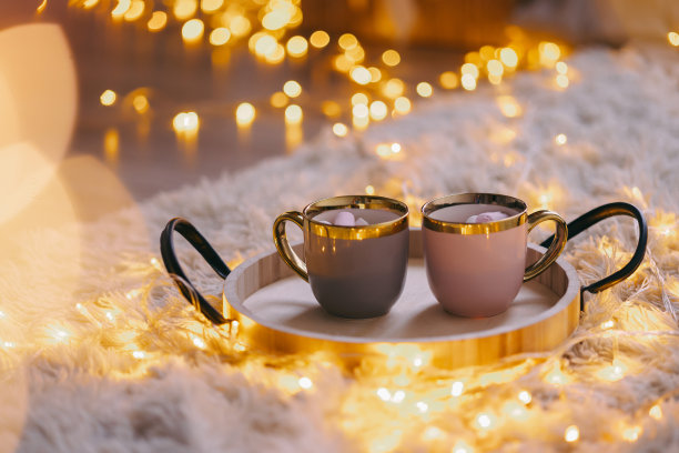 两个陶瓷杯和热巧克力图片下载