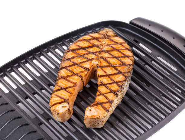 在电烤架上烤的三文鱼排。图片下载