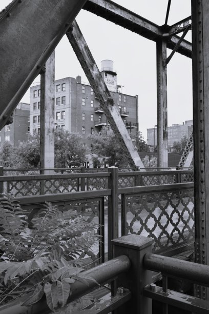 美国科罗拉多州丹佛市中心的工业建筑和桥梁的垂直黑白图像图片下载