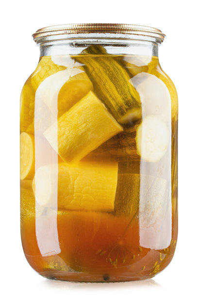 一罐西葫芦罐头，白色背景，全景深。腌制西葫芦。文件包含剪切路径。图片下载