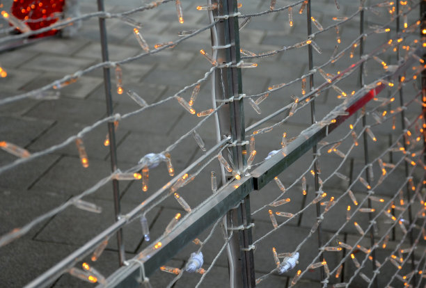 Led链在密集的间距上盘绕并附着在金属结构上。在夜间创造明亮的表面和装饰装饰。圣诞装饰，墙壁，帐篷，人物图片下载