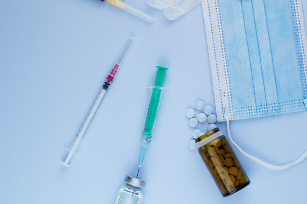 白色医用防护手套、医用口罩、针筒、疫苗、药瓶和药片。非法兴奋剂在体育概念，流感疫苗，药物成瘾，湿医疗。医疗项目背景图片下载