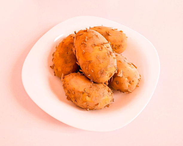 生土豆食物根茎蔬菜新鲜收获的淀粉块茎植物龙葵未经洗泥有机土豆在一个盘子特写图像图片库存照片图片下载