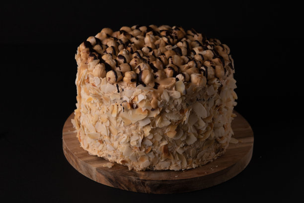 照片高核桃蛋糕半影在黑色背景图片下载