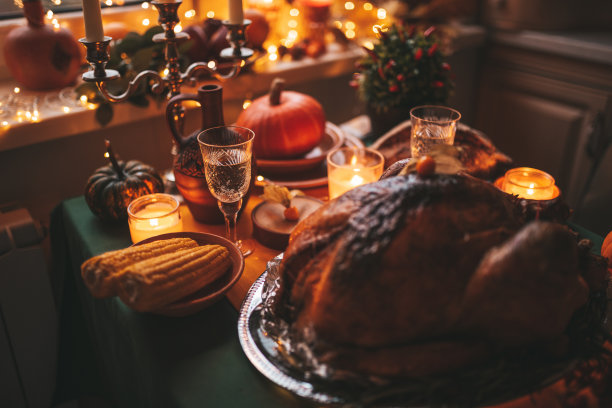 感恩节餐桌上的秋季装饰和南瓜图片下载