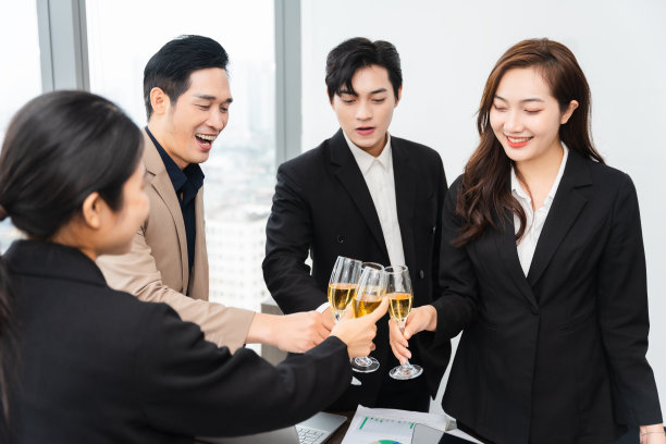 一群亚洲商人端着酒杯庆祝新年图片下载