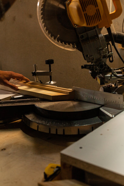 斜锯用来锯木板图片下载