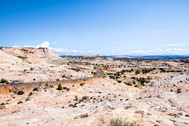 从空中俯瞰12号高速公路风景道旁的悬崖峡谷岩层景观图片下载