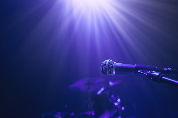 舞台上有照明麦克风和鼓套图片下载