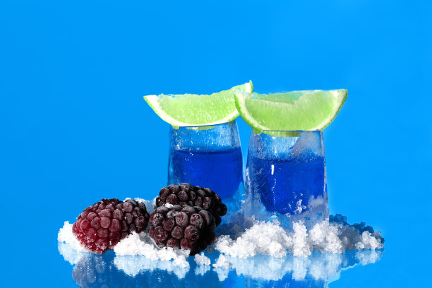 蓝色背景上的蓝色冰框图片下载