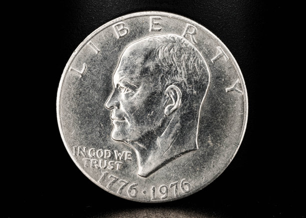 银币黑色背景图片下载