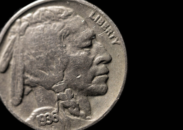 银币黑色背景图片下载