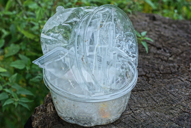 一堆白色塑料盘子里的垃圾图片下载