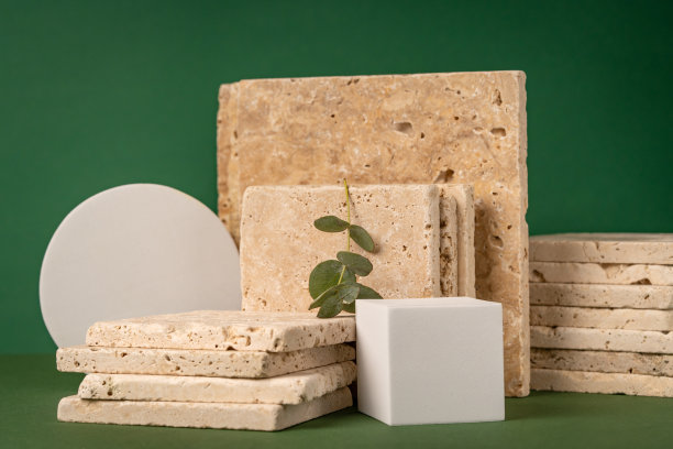 产品演示模型场景由石灰华瓷砖，白色几何形状和桉树树枝在绿色背景。前视图，复制空间。图片下载