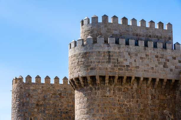 夏日阳光明媚的阿维拉罗马城墙图片下载