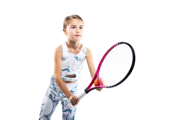 年轻的女网球运动员。小女孩摆姿势与球拍和球孤立在白色背景。图片下载