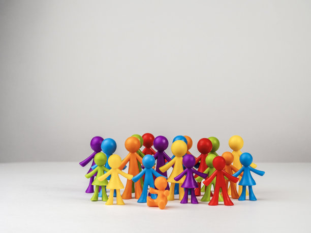 灰色背景上五颜六色的人。图片下载